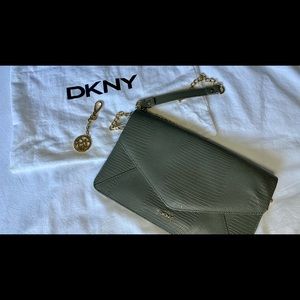 DKNY Wallet on Chain/ Shoulder Bag